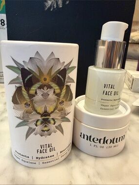 Vital Face Oil – Hydrating Face Oil in Cream/White